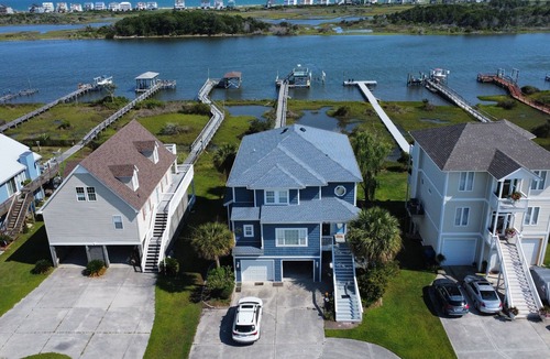 Sneads Ferry House | Enjoy the ICW overlooking N. Topsail Beach with Pier and 2 boat lifts. Pets OK