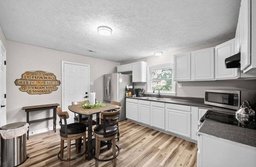 Clarksville House | Entire 3-Unit Building - 5BR 3.5BA 3 Kitchens Parking