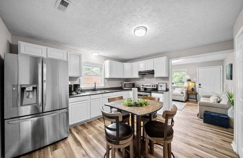 Clarksville House | Entire 3-Unit Building - 5BR 3.5BA 3 Kitchens Parking