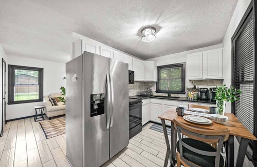 Clarksville House | Entire 3-Unit Building - 5BR 3.5BA 3 Kitchens Parking