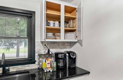 Clarksville House | Entire 3-Unit Building - 5BR 3.5BA 3 Kitchens Parking