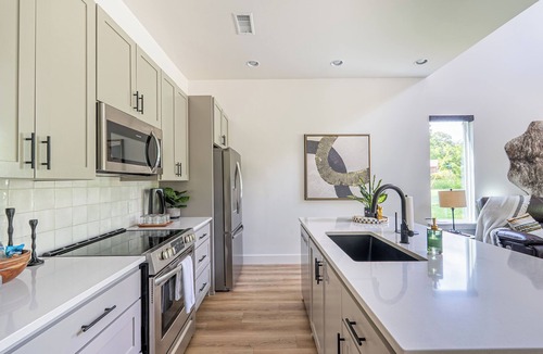 Bella Vista House | Entire Home w/Cyclist Garage Lounge