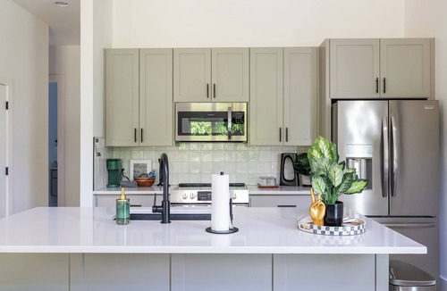 Bella Vista House | Entire Home w/Cyclist Garage Lounge