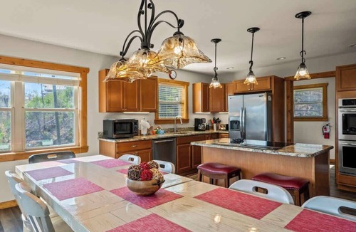 Chalet Village North Cabin | Epic View HotTub PoolTable 2 King/Queen Suites