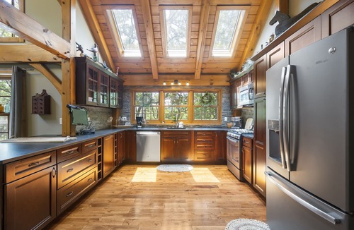 Blue Eye Cabin | Escape to 3,000 sq ft Post & Beam Home-Hot Tub-Game Room-Community Salt Pool Car Charger