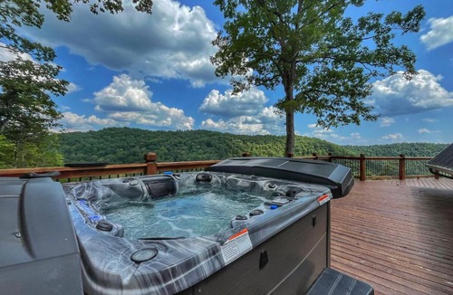 Heidelberg House | Estill Oaks - Luxe Mountain View Retreat -Hot Tub - Secluded 80-Acre Escape for 16 Guests