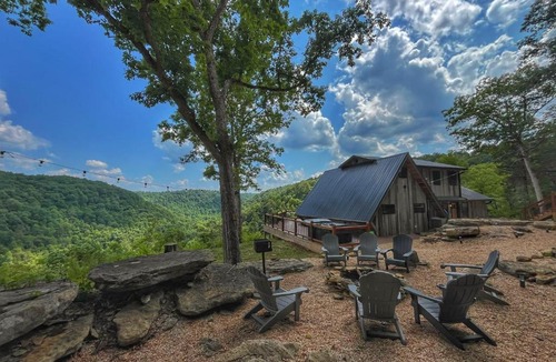 Heidelberg House | Estill Oaks - Luxe Mountain View Retreat -Hot Tub - Secluded 80-Acre Escape for 16 Guests