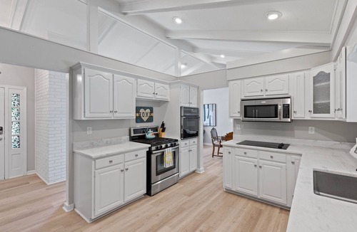 Jeffersonville House | Evergreen: Work Friendly & Near Downtown