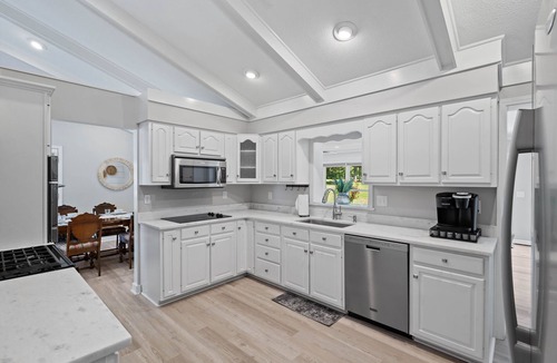 Jeffersonville House | Evergreen: Work Friendly & Near Downtown