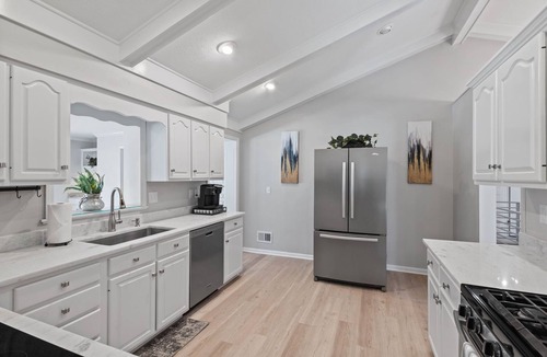 Jeffersonville House | Evergreen: Work Friendly & Near Downtown
