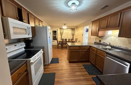 Olive Branch House | Excellent 4BR+Bonus Room Sleep in Pleasant Olive Branch
