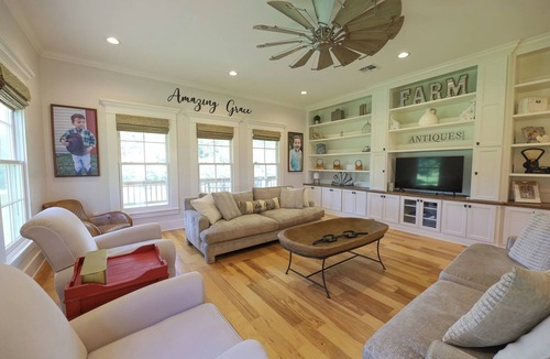 Delhi House | Executive Estate - Serene 4-bedroom farmhouse perfect for the Busy Executive