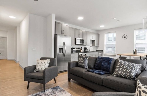East Walnut HIlls Apartment | Explore Cincy! Stylish Condo by Shops & Dining