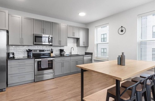 East Walnut HIlls Apartment | Explore Cincy! Stylish Condo by Shops & Dining