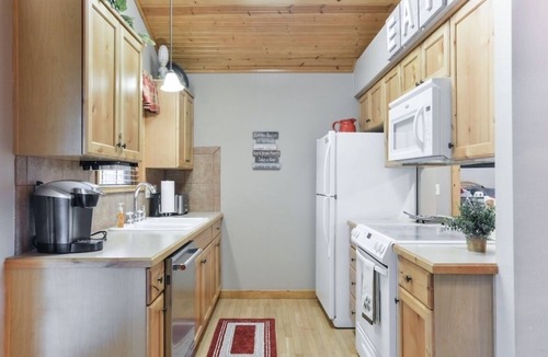 Reeds Spring Cabin | Fall is here! Come stay with us!Two master king suites. Gated golf community.