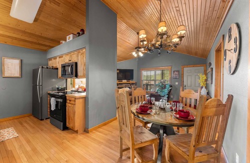 Reeds Spring Cabin | "Falling Leaf" Lodge - Stonebridge Resort by SDC -Short walk to Private Lake - SB100