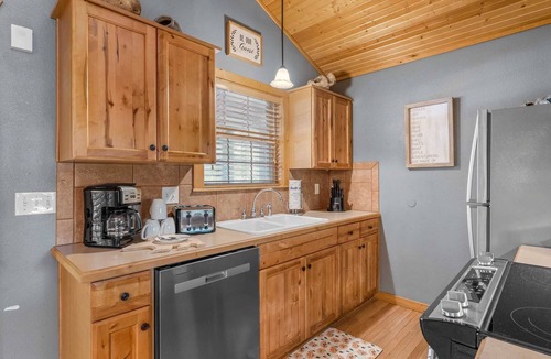 Reeds Spring Cabin | "Falling Leaf" Lodge - Stonebridge Resort by SDC -Short walk to Private Lake - SB100