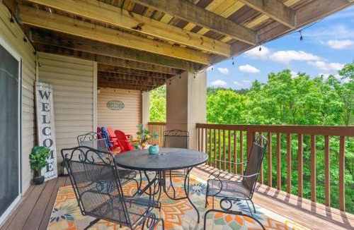 Indian Point Apartment | Family and Pet friendly ground level Condo, 4 mins to Silver Dollar City, Amazing Ozark Mountain Views