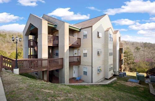 Indian Point Apartment | Family and Pet friendly ground level Condo, 4 mins to Silver Dollar City, Amazing Ozark Mountain Views