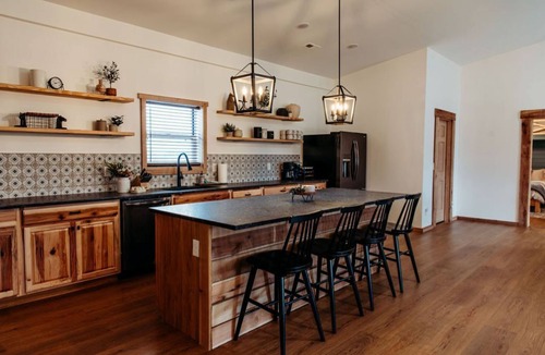 Jonesville House | Family Barndo - Sleeps 11 - Near Ark - Pet-Friendly
