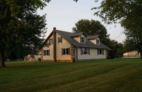 Lawrence County House | Family Farm Stay Near Route 66 | Animals & Fire Pit
