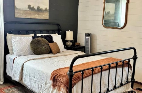 Clinton House | Family friendly Countryside stay! Easy access to Route 66 and I-40