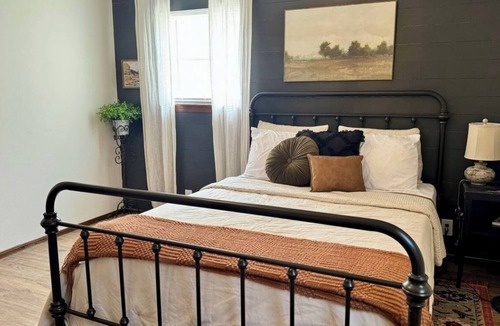 Clinton House | Family friendly Countryside stay! Easy access to Route 66 and I-40