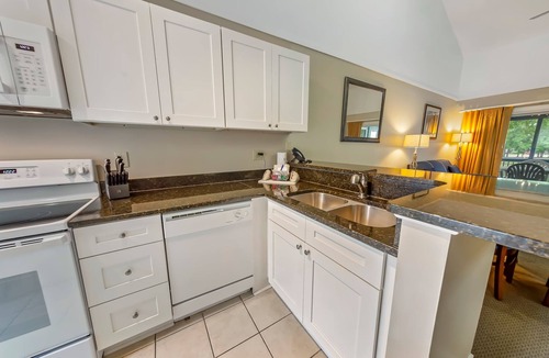 Fairfield Harbour Condo | Family-Friendly Lake Condo with Jacuzzi & Resort Fun