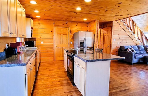 Sevierville Cabin | Family Friendly Smoky Mtn Retreat・Near Dollywood