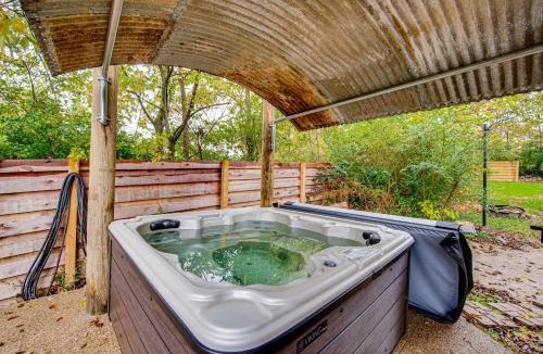 Bloomfield House | Family Holiday Cabin in Kentucky w/Hot Tub!