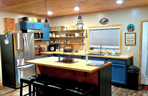 Cadiz House | Family lake escape! Huge deck/BBQ/fire pit. Bunk room. 5 min to boat ramp! Pets!