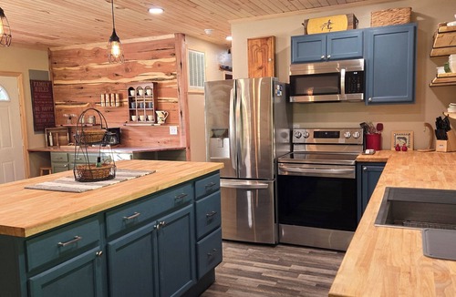 Cadiz House | Family lake escape! Huge deck/BBQ/fire pit. Bunk room. 5 min to boat ramp! Pets!