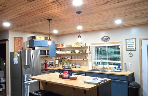 Cadiz House | Family lake escape! Huge deck/BBQ/fire pit. Bunk room. 5 min to boat ramp! Pets!