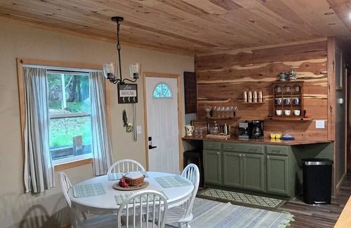 Cadiz House | Family lake escape! Huge deck/BBQ/fire pit. Bunk room. 5 min to boat ramp! Pets!