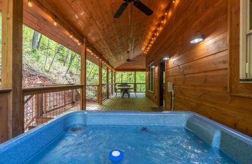 Smoky Mountains House | Family Time - Theatre - Fire Pit - Hot Tub & Views