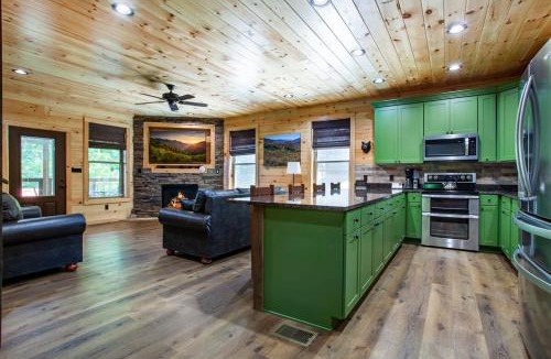 Smoky Mountains House | Family Time - Theatre - Fire Pit - Hot Tub & Views