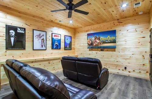 Smoky Mountains House | Family Time - Theatre - Fire Pit - Hot Tub & Views