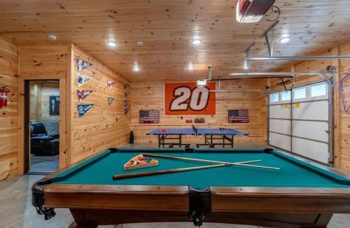 Smoky Mountains House | Family Time - Theatre - Fire Pit - Hot Tub & Views