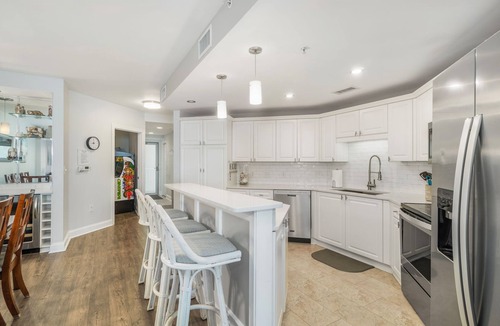 Morehead City Condo | Fantastic View! Pool, Jacuzzi, Gym, and Walk to the Beach!