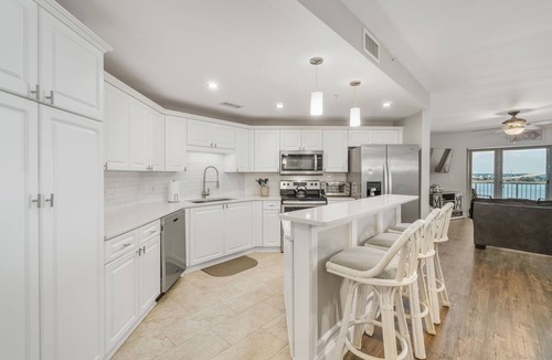 Morehead City Condo | Fantastic View! Pool, Jacuzzi, Gym, and Walk to the Beach!