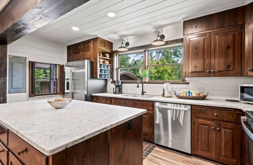 Pittman Center Cabin | Far Horizons: MtnView HotTub PoolTbl KingSuites