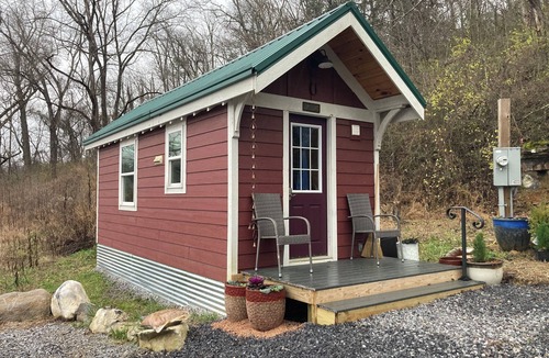 Newport Cottage | Fast WIFI, Clean, Cozy and Peaceful, 5 Minutes to Newport, Near Valleyview Venue
