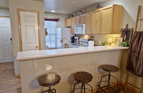 Hollister Condo | Favorite to Many~8 miles to Thunder Ridge~1 Dog Ok