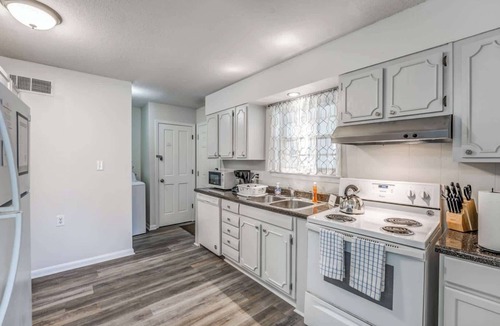 Parkway Village House | Fenced Yard, Centrally Located-Parkway Village Pad