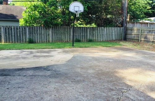 Ellendale House | Filmed in Movie-East Memphis Quiet Large 5 BR,3 Bath,10 beds with King sleeps 14