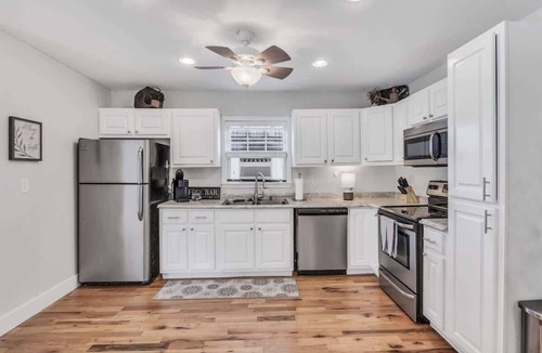 Starkville House | Firefly Hollow — Cottage with King Bed Near MSU