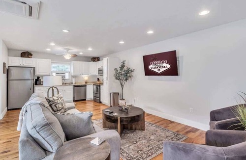 Starkville House | Firefly Hollow — Cottage with King Bed Near MSU