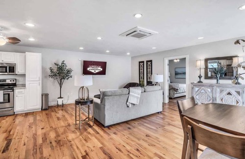 Starkville House | Firefly Hollow — Cottage with King Bed Near MSU