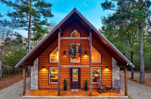 Hochatown Cabin | Firepit, Grill & Hot Tub - Private Spa Cabin for Two