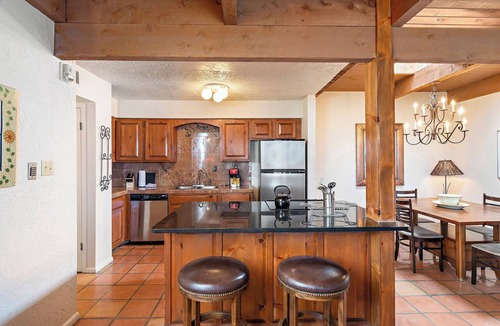 Northeast Santa Fe Hotel | Fort Marcy 06 | Walk to Plaza | Kiva Fireplace | Full Kitchen | Hot Tub | Pool | Single Level